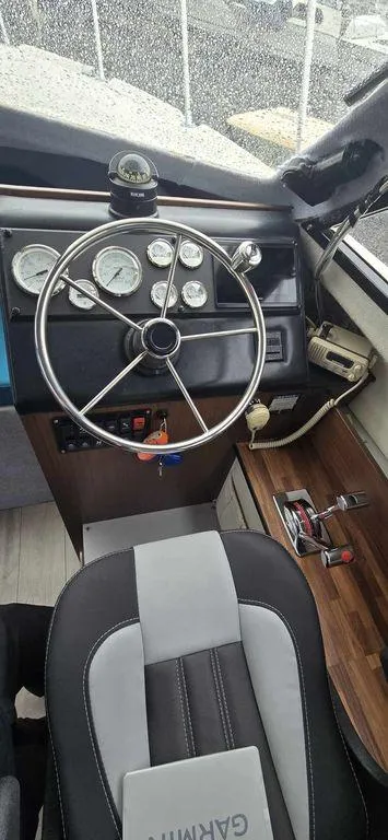 Slide: The Image of 1994 Bayliner 2858 Cierra boat cockpit with steering wheel and control panel. - 9