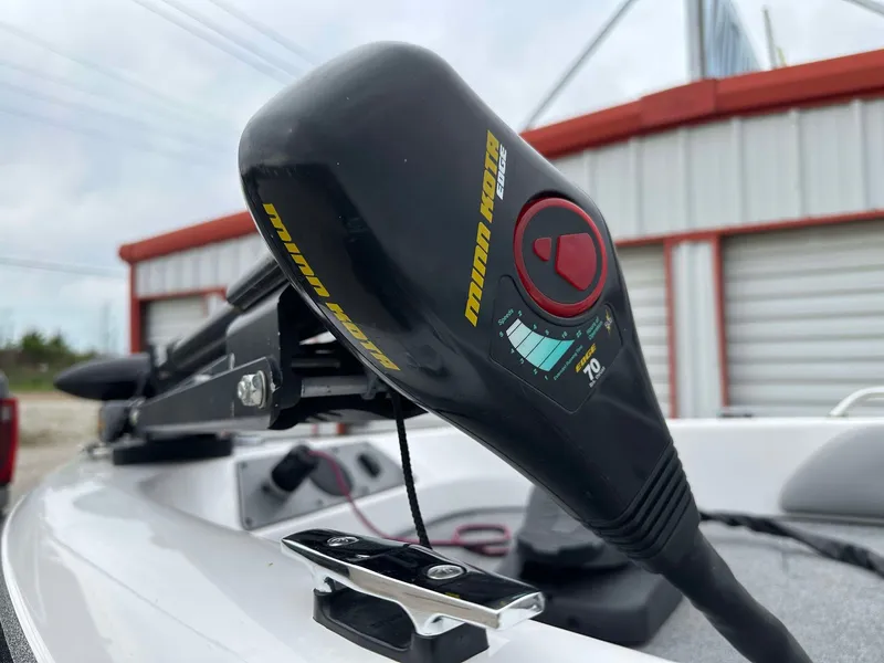 Slide: The Image of 2009 Skeeter SL 190 boat with Minn Kota trolling motor, close-up view. - 34