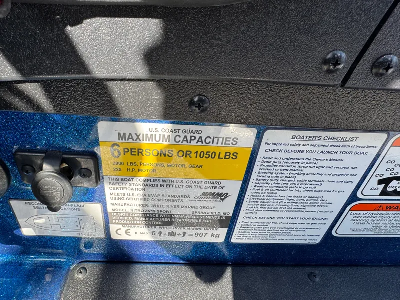 Slide: The Image of 2024 Nitro ZV19 Sport capacity label showing maximum weight and safety instructions. - 11