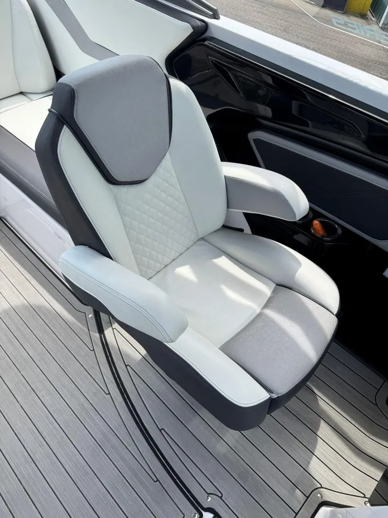 Slide: The Image of 2021 Yamaha Boats 252SE captain's chair with sleek, modern design on deck. - 24