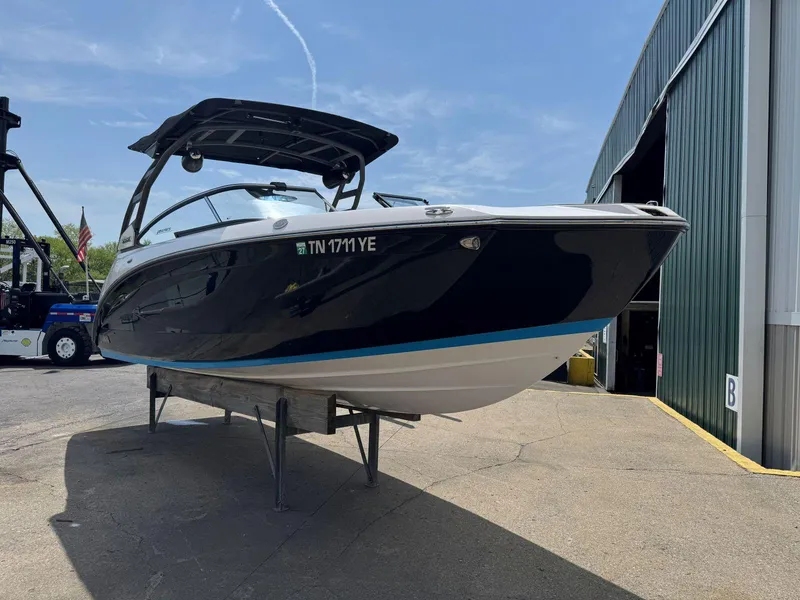 Slide: The Image of 2021 Yamaha Boats 252SE on display outside a green warehouse. - 3