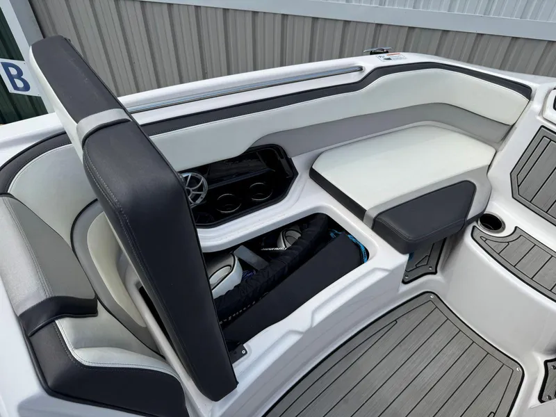 Slide: The Image of 2021 Yamaha Boats 252SE interior seating with storage and cup holders. - 44