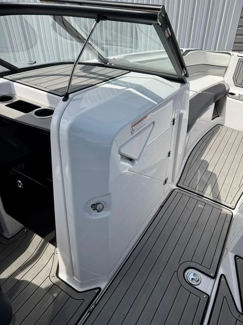 Slide: The Image of 2021 Yamaha Boats 252SE interior with sleek design and modern features. - 45