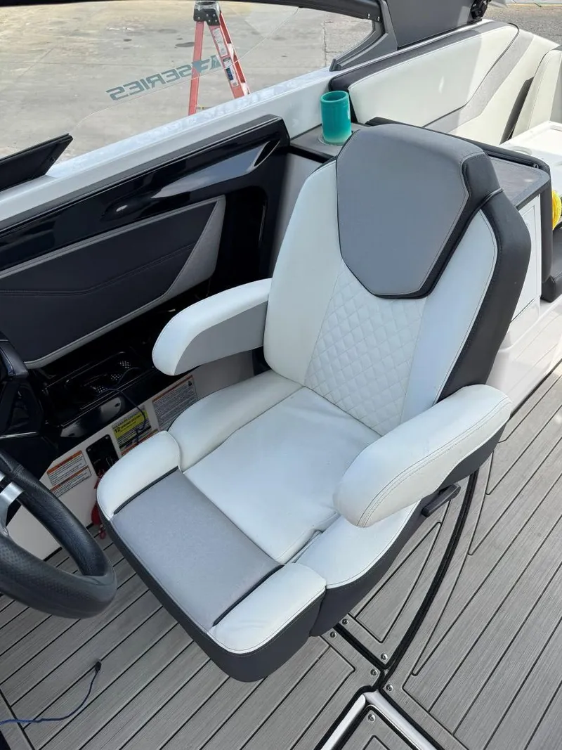 Slide: The Image of 2021 Yamaha Boats 252SE captain's chair with sleek design and comfortable seating. - 49