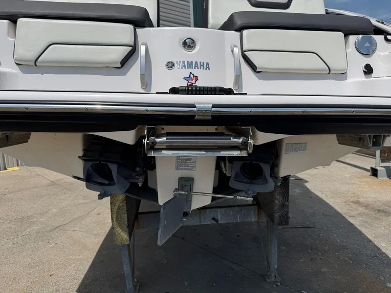 Slide: The Image of 2021 Yamaha Boats 252SE rear view, showcasing dual engines and swim platform. - 8