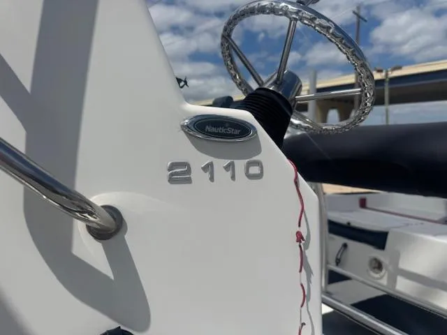 Slide: The Image of 2010 NauticStar 2110 Nautic Bay boat steering wheel and console detail. - 20