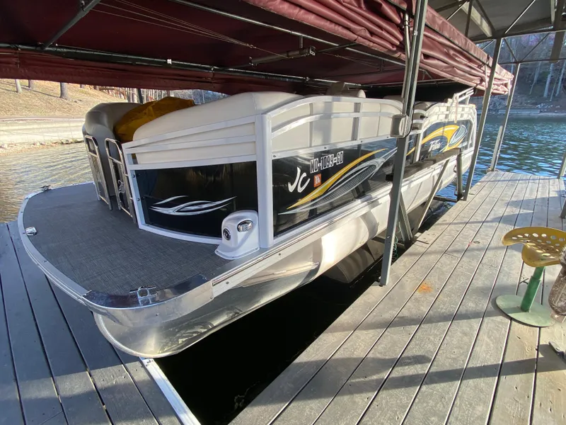 Slide: The Image of 2016 JC NepToon 23TT Sport pontoon boat docked on a sunny day. - 30