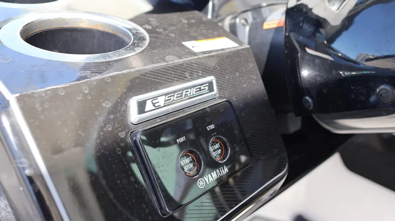 Slide: The Image of Control panel of 2020 Yamaha Boats 275 SD, featuring E-Series technology. - 33