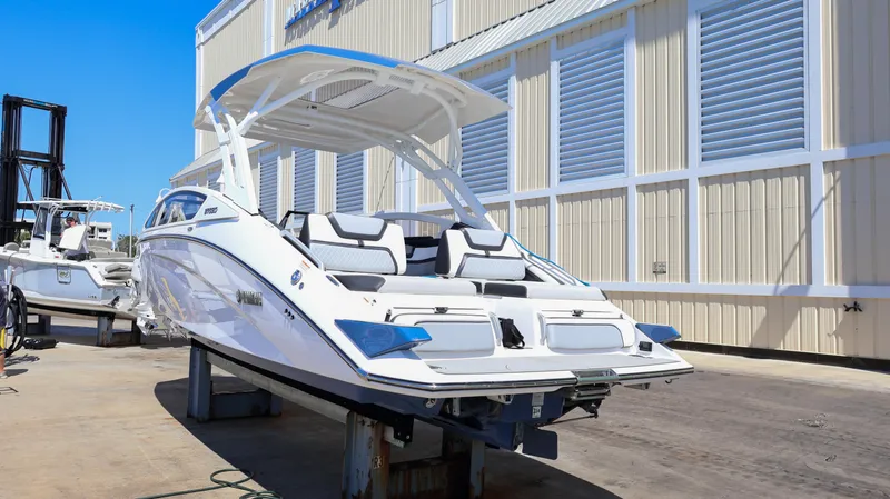 Slide: The Image of 2020 Yamaha Boats 275 SD on display, featuring sleek design and modern amenities. - 4