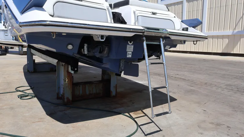 Slide: The Image of 2020 Yamaha Boats 275 SD on dry dock with ladder extended. - 5