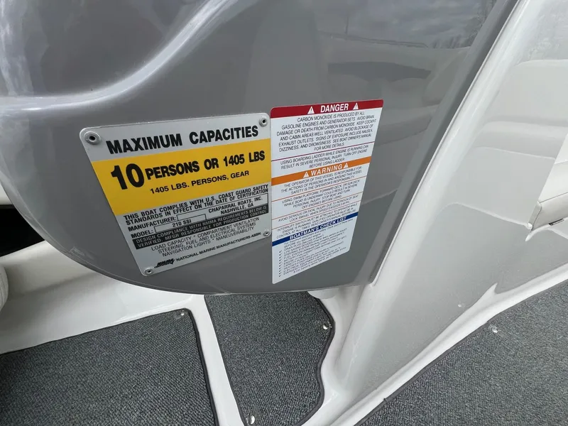 Slide: The Image of 2004 Chaparral 210 SSi boat capacity label, maximum 10 persons or 1405 lbs. - 21