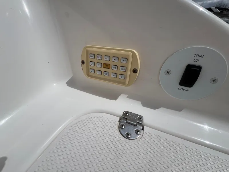 Slide: The Image of Control panel and trim switch on 2004 Chaparral 210 SSi boat. - 29