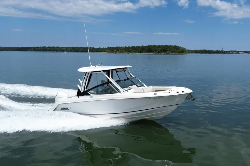Slide: The Image of Boston Whaler 240 Vantage 2021 - 0