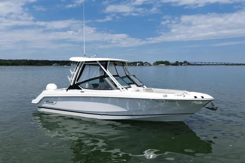 Slide: The Image of Boston Whaler 240 Vantage 2021 - 1
