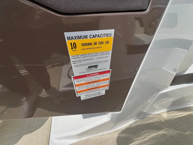 Slide: The Image of 2015 Monterey 218 Super Sport capacity label, maximum 10 persons or 1500 lbs. - 25