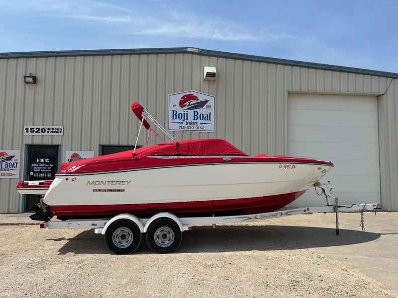 Slide: The Image of 2015 Monterey 218 Super Sport boat on trailer outside Boji Boat Brokers. - 39