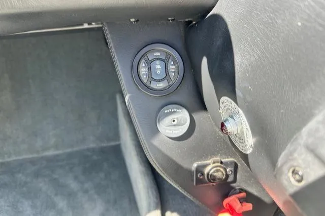 Slide: The Image of 2003 Malibu Wakesetter VLX dashboard controls with audio and ignition features. - 24