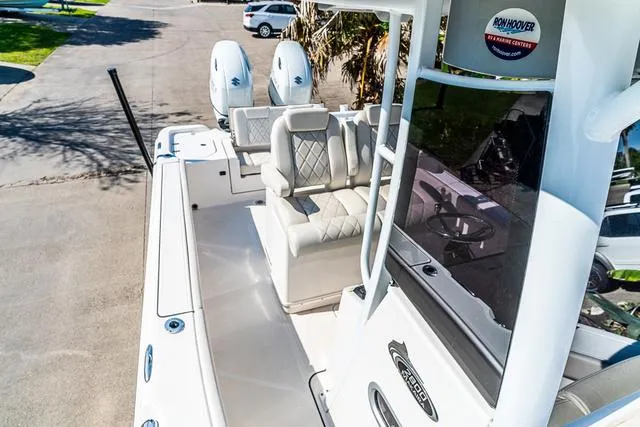 Slide: The Image of Top view of 2022 Blue Wave 2800 Makaira boat layout, featuring central console and seating. - 26