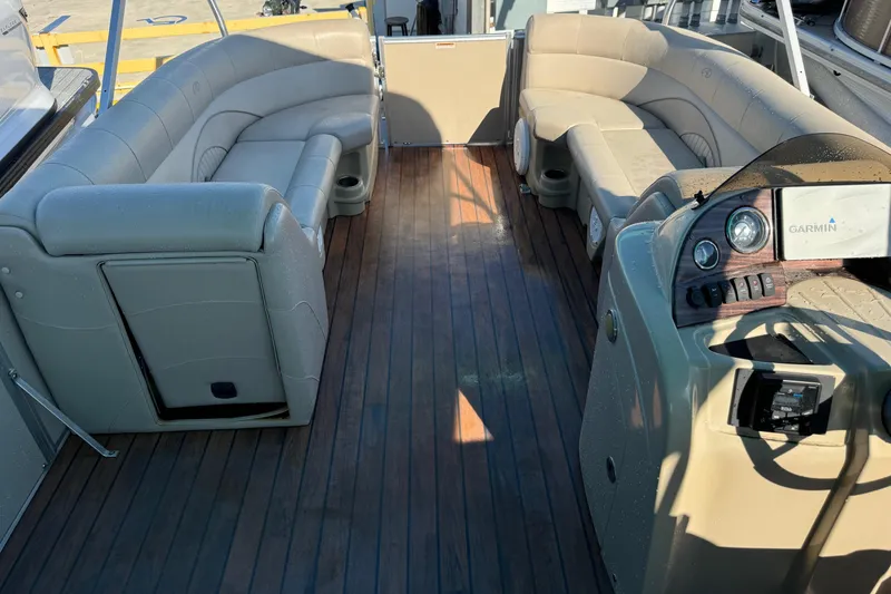Slide: The Image of Interior of 2016 Avalon 2585 QL boat with plush seating and wooden flooring. - 14
