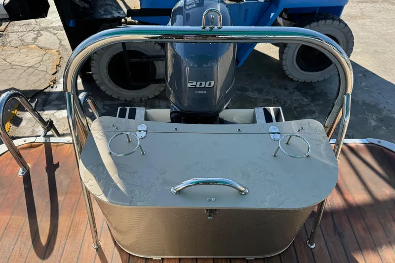 Slide: The Image of 2016 Avalon 2585 QL boat with Yamaha 200 engine, rear view on dock. - 9