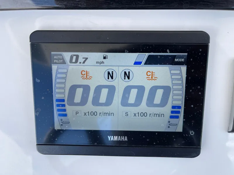 Slide: The Image of Yamaha display on 2022 Regulator 31 boat showing speed and RPM settings. - 20
