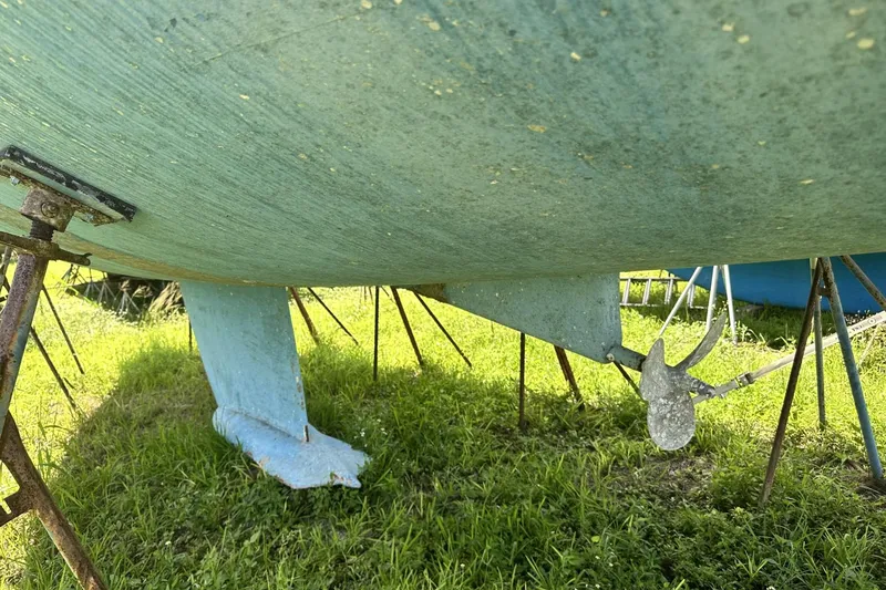 Slide: The Image of Bottom view of a 1999 Beneteau Oceanis 400 sailboat on stands. - 31