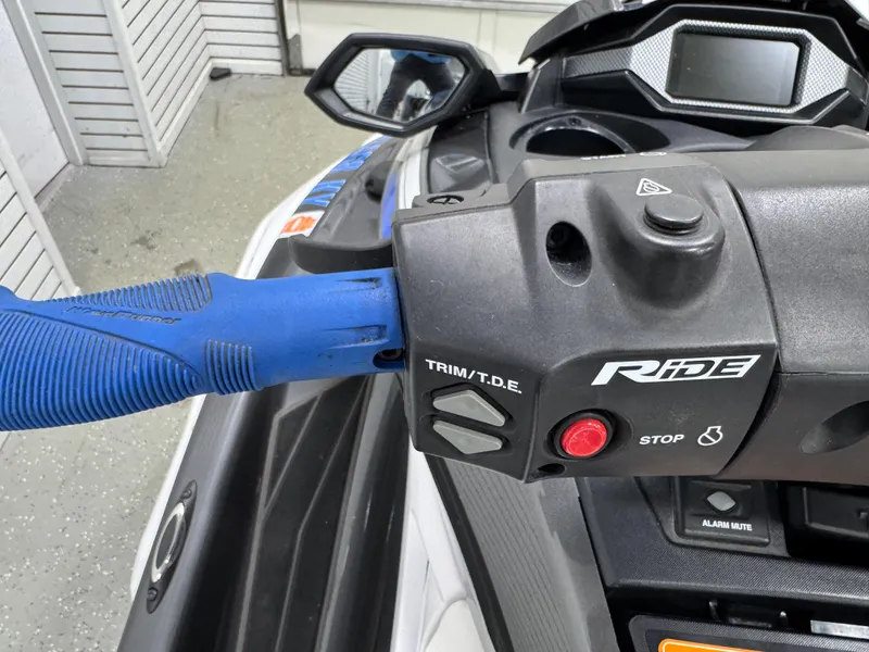 Slide: The Image of 2019 Yamaha WaveRunner FX Cruiser HO handlebar controls with blue grip and Ride system. - 26