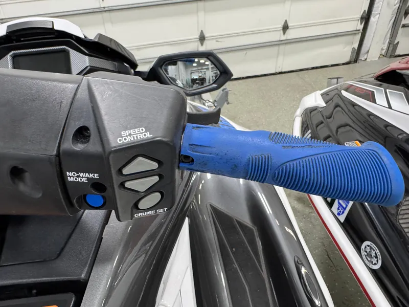 Slide: The Image of 2019 Yamaha WaveRunner FX Cruiser HO handlebar with speed control and no-wake mode buttons. - 27