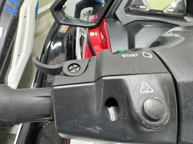 Slide: The Image of 2019 Yamaha WaveRunner FX Cruiser HO handlebar controls with start button and display. - 33