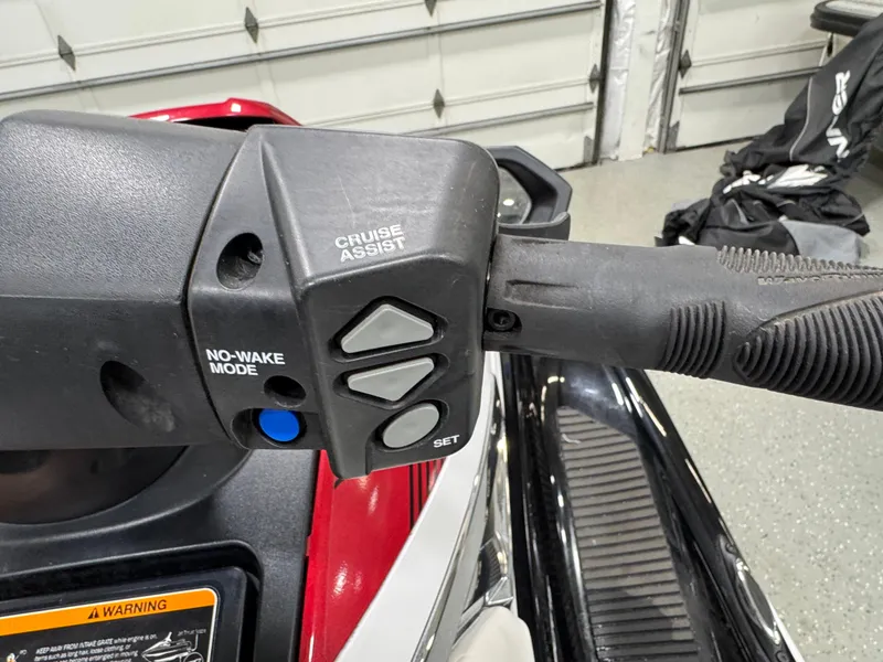 Slide: The Image of 2019 Yamaha WaveRunner FX Cruiser HO handlebar controls with cruise assist and no-wake mode. - 34