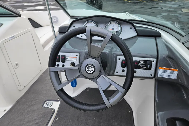 Slide: The Image of Steering wheel and dashboard of a 2015 Yamaha Boats SX190. - 10