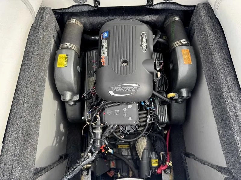 Slide: The Image of 2006 Tigé 22V boat engine, Vortec model, detailed view. - 13