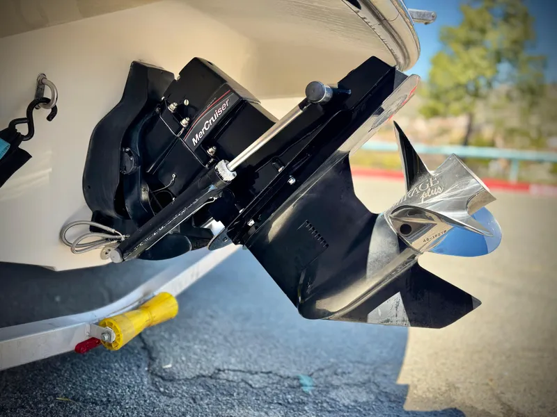 Slide: The Image of 2011 Tahoe Q8 SSi boat with MerCruiser outdrive and stainless steel propeller. - 7