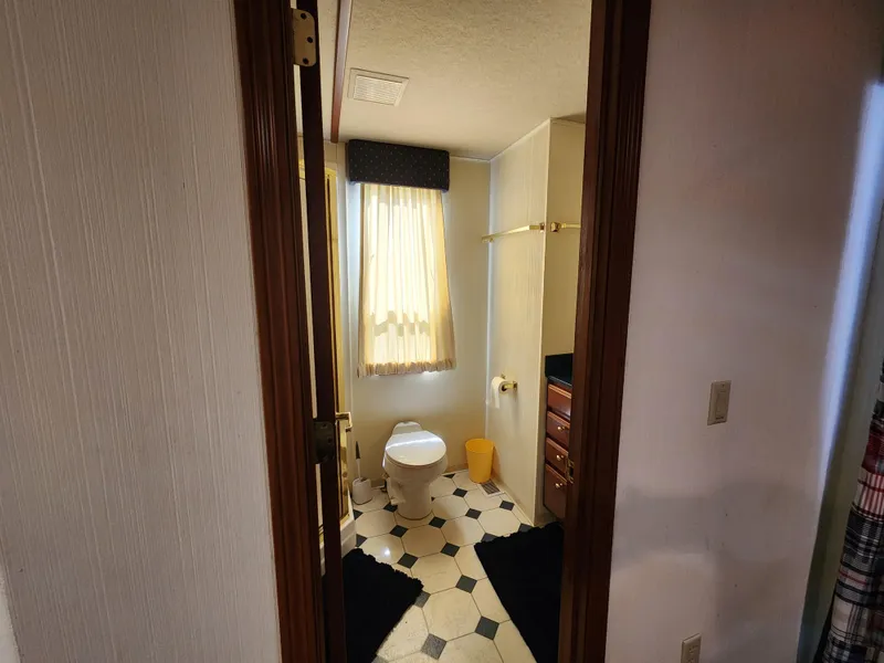 Slide: The Image of Bathroom interior of 2004 Skipperliner Inn Conspicuous Share with hexagonal floor tiles. - 18