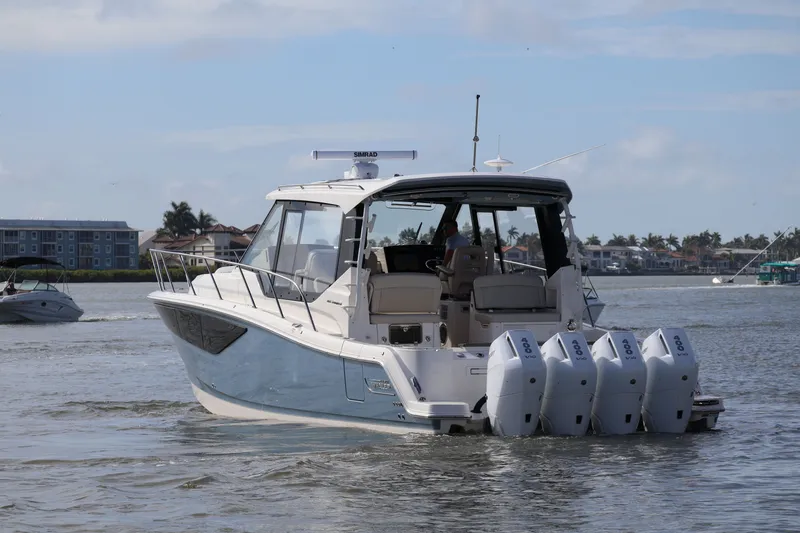 Slide: The Image of Boston Whaler 405 Conquest 2026 - 13