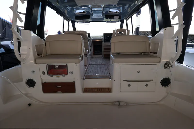 Slide: The Image of Boston Whaler 405 Conquest 2026 - 25