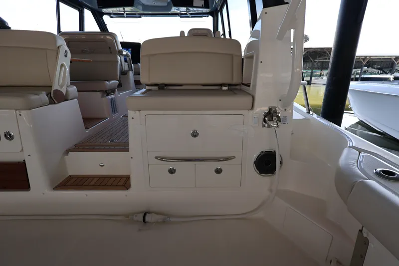 Slide: The Image of Boston Whaler 405 Conquest 2026 - 26