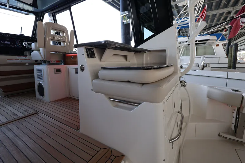 Slide: The Image of Boston Whaler 405 Conquest 2026 - 34