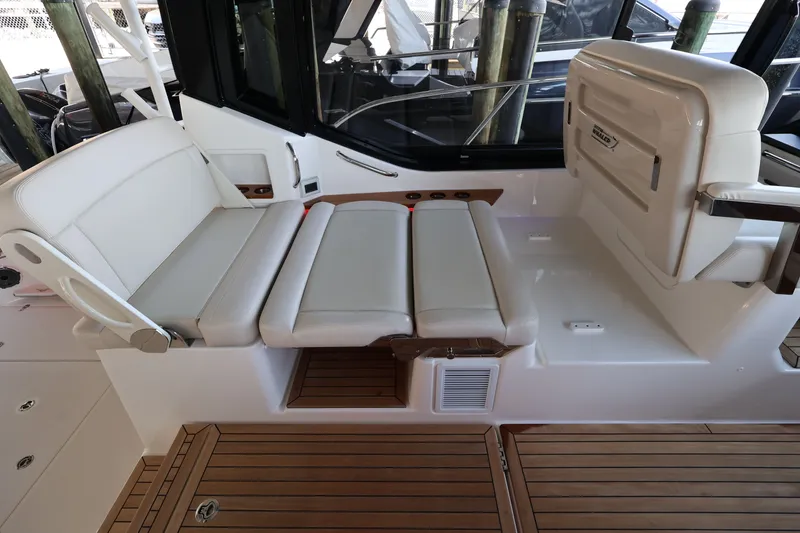 Slide: The Image of Boston Whaler 405 Conquest 2026 - 43
