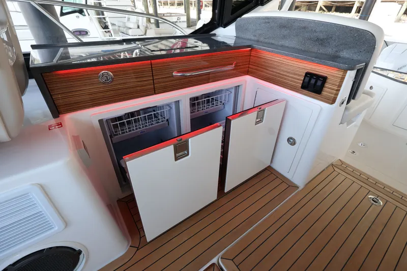Slide: The Image of Boston Whaler 405 Conquest 2026 - 46