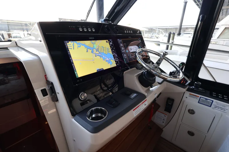Slide: The Image of Boston Whaler 405 Conquest 2026 - 54