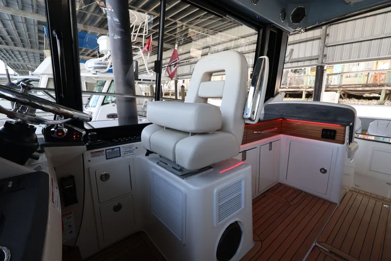 Slide: The Image of Boston Whaler 405 Conquest 2026 - 55