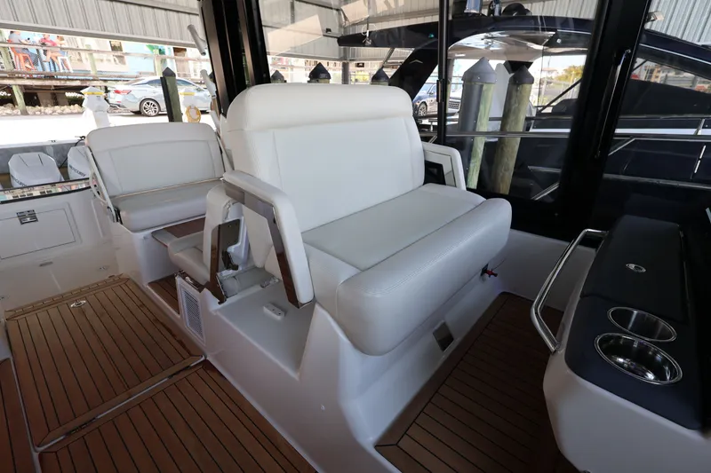 Slide: The Image of Boston Whaler 405 Conquest 2026 - 59