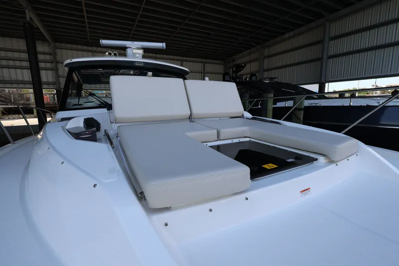 Slide: The Image of Boston Whaler 405 Conquest 2026 - 97