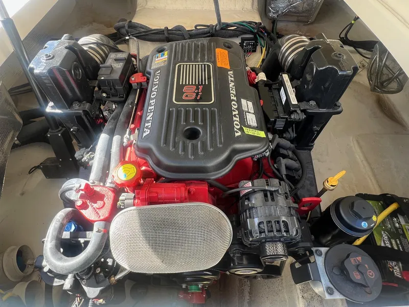 Slide: The Image of Volvo Penta engine in 2011 Chaparral 264 Sunesta boat, detailed view. - 34