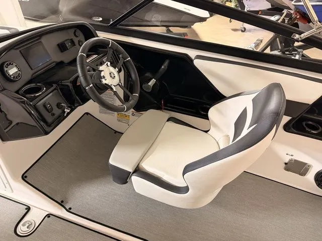 Slide: The Image of Yamaha SX195 2025 - 10