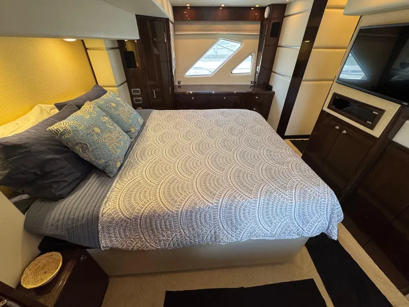 Slide: The Image of 22 2007 Marquis 55 Full Beam Owners Staterooom Looking Port - 21