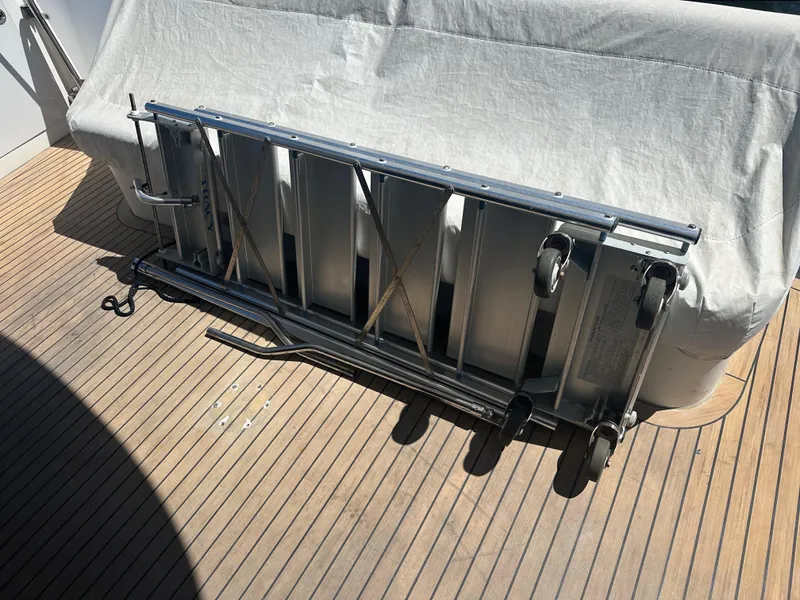 Slide: The Image of 80 2007 Marquis 55 Exterior Ladder - 66