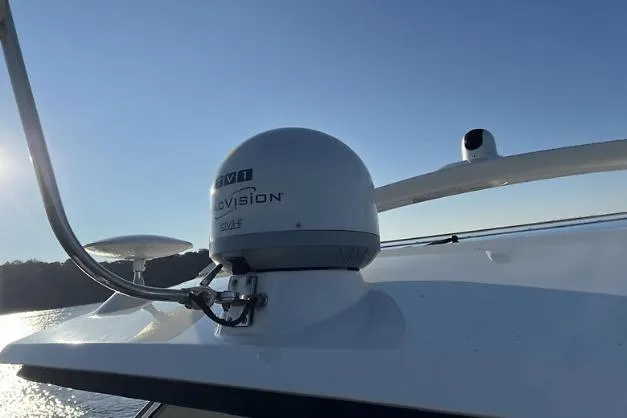 Slide: The Image of 2010 Sea Ray 450 Sundancer yacht with satellite equipment, under clear blue sky. - 38