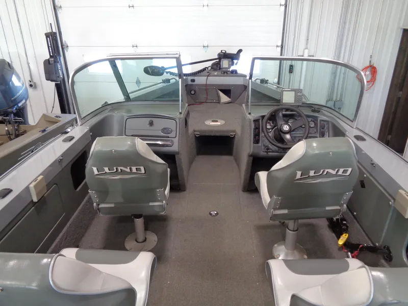 Slide: The Image of 2003 Lund 1800 Fisherman OB boat interior with seating and steering console. - 17